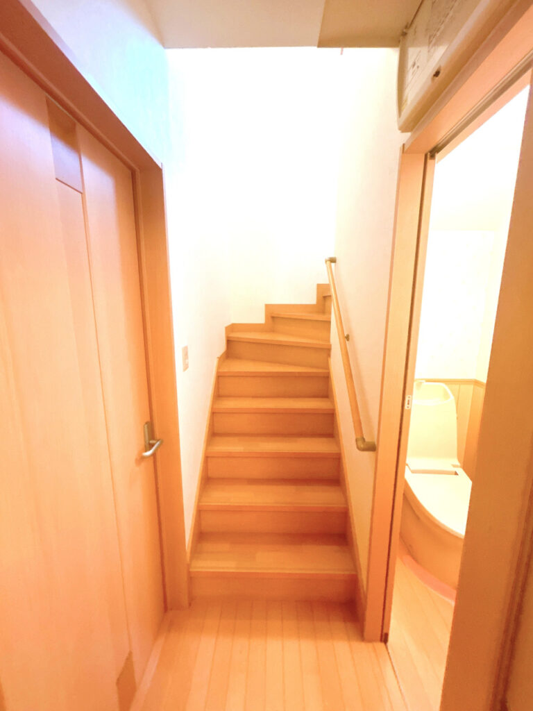 浜坂戸建て居室階段